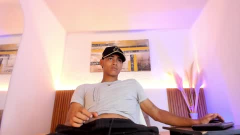 Snapshot of zander_2120 chatting on 05/08/26, 01:27 Zander online show from 05/08/26, 01:27