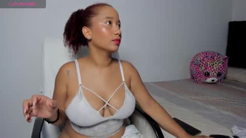 Snapshot of zandra_kiman chatting on 01/05/25, 10:53 Zandra online show from 01/05/25, 10:53