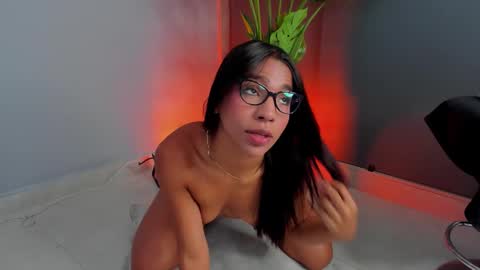 Snapshot of zara_leee chatting on 02/24/26, 02:48 Zara online show from 02/24/26, 02:48