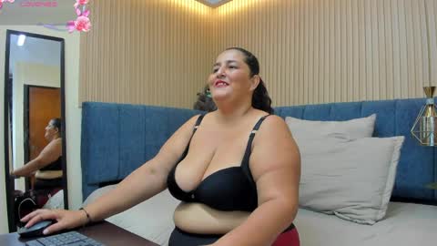 Snapshot of zara_milf_ chatting on 04/23/26, 12:29 zara online show from 04/23/26, 12:29