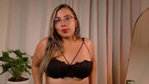 Snapshot of zara_nova chatting on 12/21/25, 04:52 Zara Nova online show from 12/21/25, 04:52