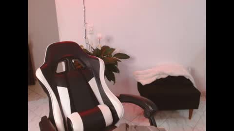 Snapshot of zarabby_skuirt chatting on 12/25/24, 01:42 Zarabby online show from 12/25/24, 01:42