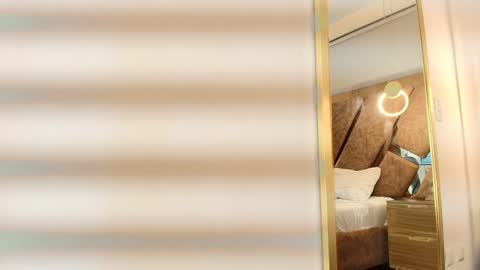 Zarah Andrews online show from 12/05/25, 12:03