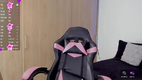 Mia online show from 10/31/25, 05:14