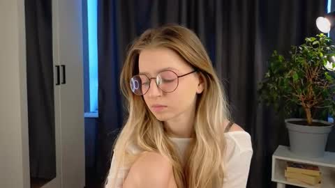 Avi online show from 09/23/25, 01:25