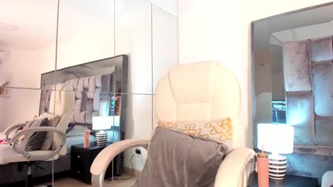 Snapshot of zinnia_mosley chatting on 01/21/25, 05:20 Nia  online show from 01/21/25, 05:20
