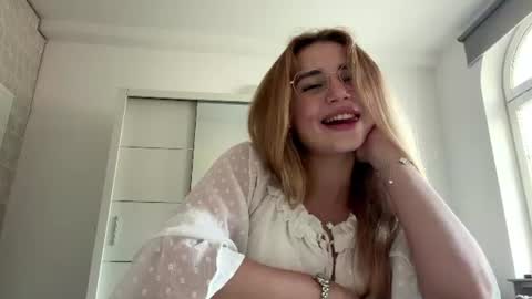 Mia online show from 06/22/26, 06:16