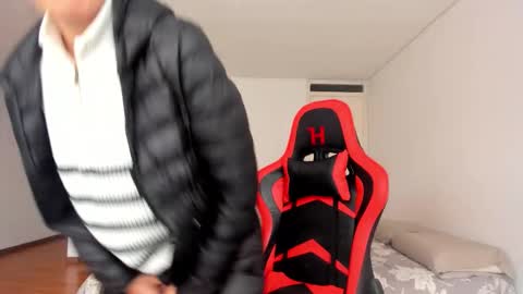 Snapshot of zoe_jeane_beker chatting on 12/18/25, 07:53 ZOE online show from 12/18/25, 07:53