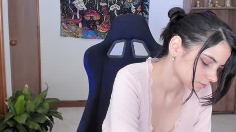Snapshot of zoe_lover_ chatting on 12/19/24, 03:51 Zoe online show from 12/19/24, 03:51