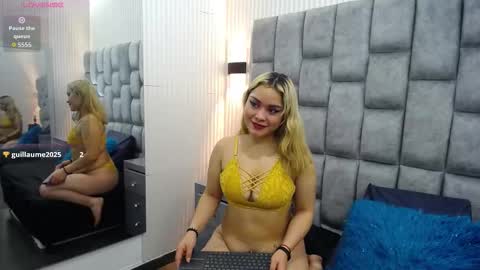 Snapshot of zoe_silver1 chatting on 10/15/25, 12:16 Zoe online show from 10/15/25, 12:16
