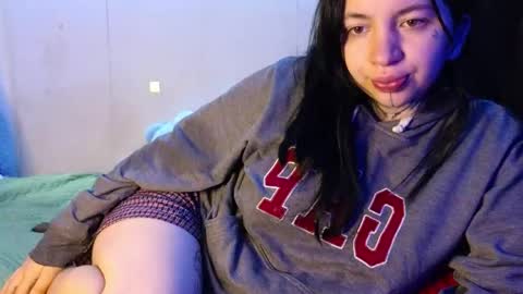 Snapshot of zoee_jhonnyy chatting on 05/21/26, 08:43 zoee jhonnyy online show from 05/21/26, 08:43