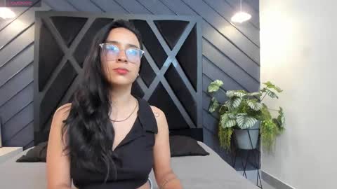 Snapshot of zoee_martins_ chatting on 10/05/25, 04:38 Zoe 3 online show from 10/05/25, 04:38