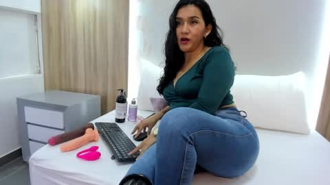 zoee_zi online show from 09/24/25, 07:17
