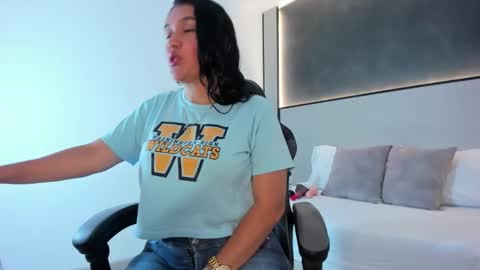 zoee_zi online show from 10/25/25, 06:57