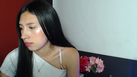 Snapshot of zoegp chatting on 01/09/25, 04:41 Laura online show from 01/09/25, 04:41