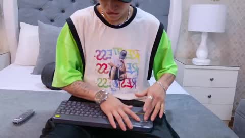 Zoe Krug online show from 09/27/25, 12:10