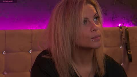 ZoeMesmerize online show from 11/06/25, 11:00