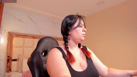 Snapshot of zoes_mile chatting on 04/28/26, 11:37 Zoes online show from 04/28/26, 11:37