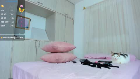 Snapshot of zoey_cooper chatting on 10/17/25, 02:15 zoey  Independent model online show from 10/17/25, 02:15