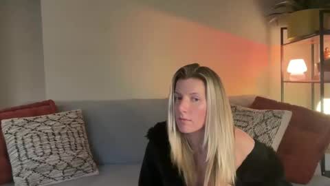 Snapshot of zoeydanner chatting on 02/12/26, 11:33 Zoeydanner online show from 02/12/26, 11:33