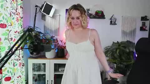 Snapshot of zoeyryan chatting on 08/05/26, 07:17 Zoey Ryan online show from 08/05/26, 07:17