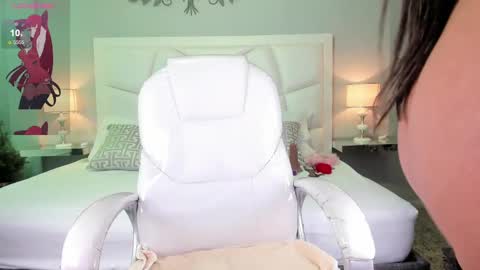 Snapshot of zoeysnow chatting on 03/06/25, 11:47 Z O E online show from 03/06/25, 11:47