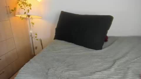 Snapshot of zoooe_1 chatting on 10/01/25, 12:33 zooe online show from 10/01/25, 12:33