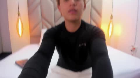 Zukulan online show from 11/06/25, 04:19