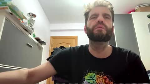 Snapshot of zurdineno chatting on 06/01/26, 11:17 zurdineno online show from 06/01/26, 11:17
