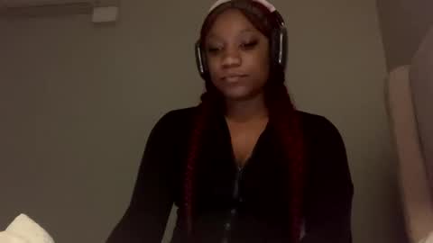 Snapshot of zurifrostxo chatting on 10/16/25, 08:21 Zuri Frost online show from 10/16/25, 08:21