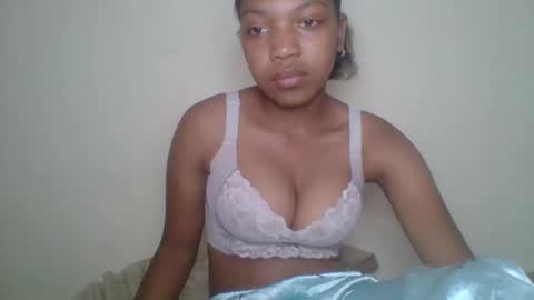Snapshot of zyraelle_01 chatting on 05/15/26, 08:49 zyraelle_01 online show from 05/15/26, 08:49