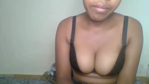 Snapshot of zyraelle_01 chatting on 05/17/26, 08:05 zyraelle_01 online show from 05/17/26, 08:05