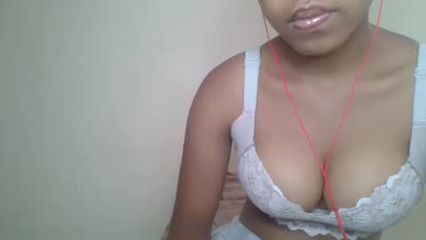 Snapshot of zyraelle_01 chatting on 05/22/26, 06:42 zyraelle_01 online show from 05/22/26, 06:42