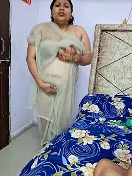 Snapshot of MOM-SUN-COUPLE chatting on 02/11/25, 08:10 MOM-SUN-COUPLE online show from 02/11/25, 08:10