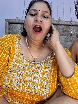 Snapshot of MOM-SUN-COUPLE chatting on 03/16/25, 05:07 MOM-SUN-COUPLE online show from 03/16/25, 05:07