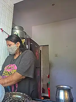 Snapshot of MOM-SUN-COUPLE chatting on 10/13/25, 08:58 MOM-SUN-COUPLE online show from 10/13/25, 08:58