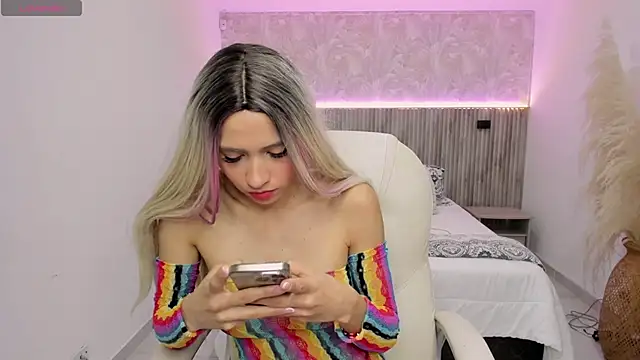 Snapshot of emilly_smith_1 chatting on 01/15/25, 03:11 emilly smith 1 online show from 01/15/25, 03:11