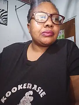 Snapshot of YELLOW_BONE chatting on 06/04/26, 09:10 YELLOW BONE online show from 06/04/26, 09:10