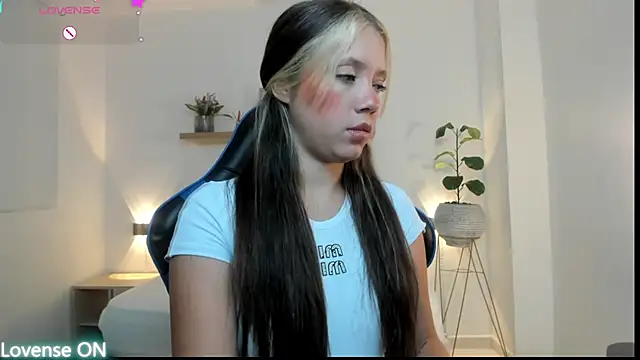 Snapshot of nataly_rodri chatting on 05/15/26, 02:18 nataly rodri online show from 05/15/26, 02:18