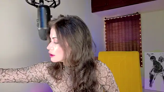 Snapshot of Emma__Blanco chatting on 10/02/25, 04:47 Emma Blanco online show from 10/02/25, 04:47