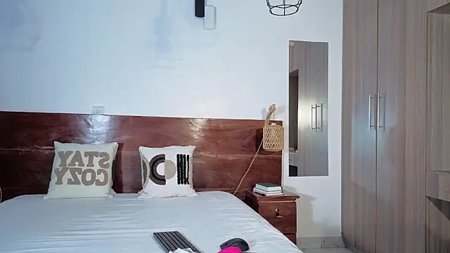 Elegant Ebony online show from 03/12/26, 09:37