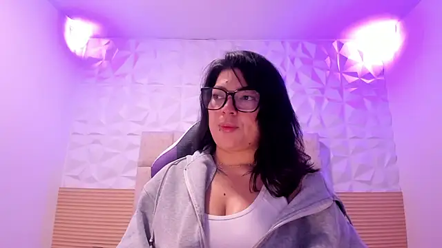 Snapshot of PauletteJ chatting on 05/19/26, 11:49 PauletteJ online show from 05/19/26, 11:49
