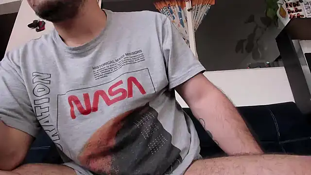 Snapshot of boomboomHooT chatting on 12/20/24, 06:24 boomboomHooT online show from 12/20/24, 06:24