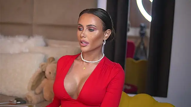 Snapshot of AnaisBellas chatting on 12/19/24, 06:45 AnaisBellas online show from 12/19/24, 06:45