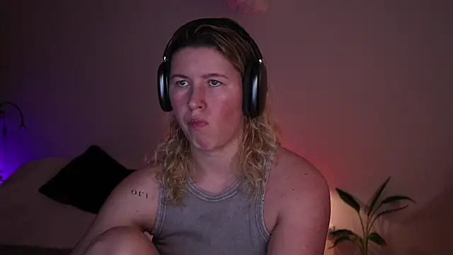 moonamii online show from 12/04/25, 06:05