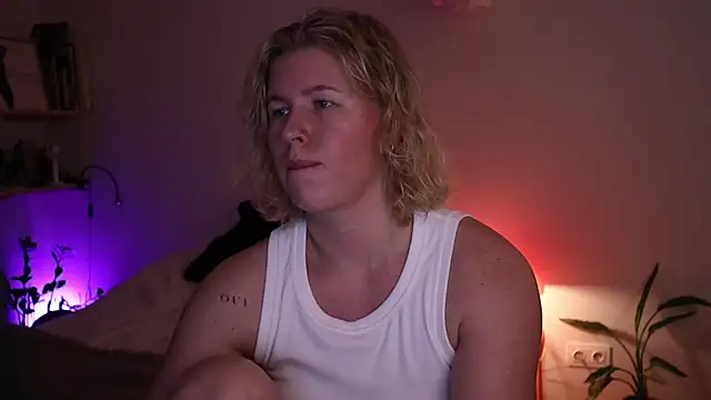 moonamii online show from 12/22/25, 06:27