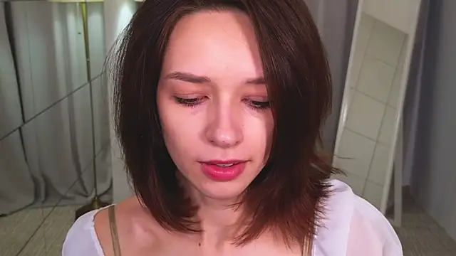 Snapshot of VivianLy_ chatting on 12/27/24, 11:28 VivianLy online show from 12/27/24, 11:28