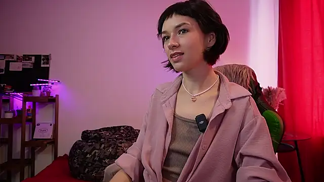 Snapshot of VivianLy_ chatting on 02/15/26, 10:47 VivianLy online show from 02/15/26, 10:47