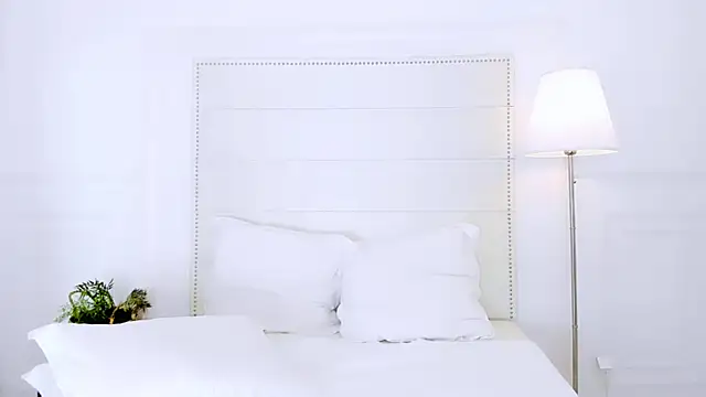 NaomiYuu online show from 04/15/26, 02:07