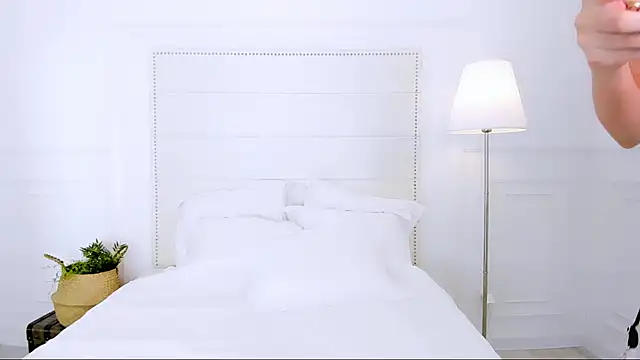 NaomiYuu online show from 04/18/26, 01:53